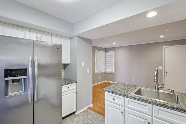 Building Photo - 13 Eton Ct