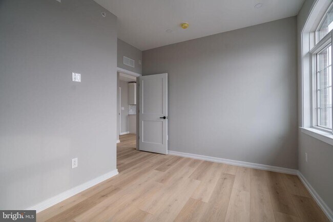 Building Photo - 2401 Washington Ave