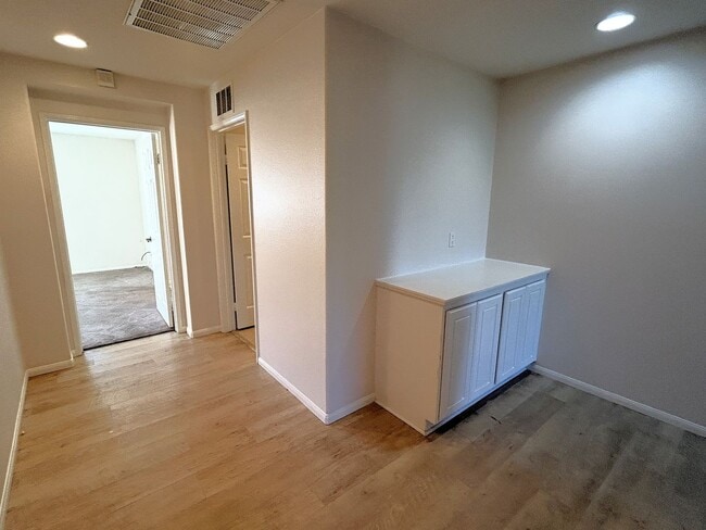 Building Photo - 2 Bedrooms/ 3 Bathrooms