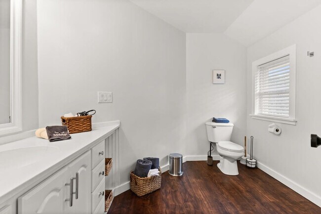 Building Photo - 29 Versailles Ave