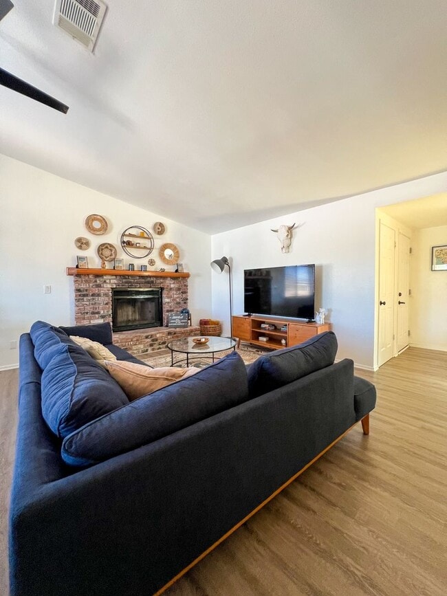 Building Photo - Fully Furnished 4 Bedroom in Sunmore Estat...