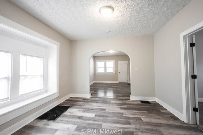 Building Photo - Charming 2 Bed, 1 Bath Rental in Indianapolis!