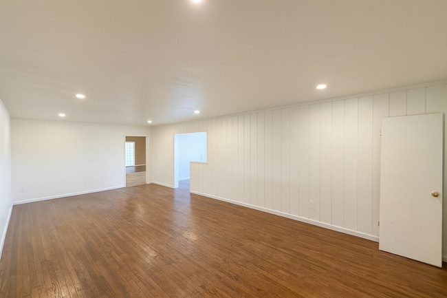 Building Photo - Large 6 bed 3 bath House on the Corner of East Falls!