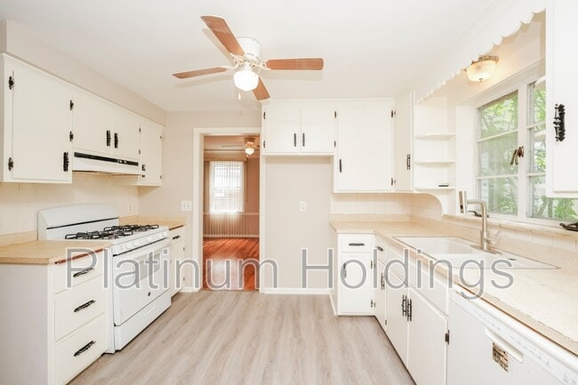 Building Photo - 13790 Cedar Rd