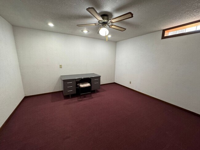 Building Photo - 3 bedroom 2 bath home with a bonus room in Davenport