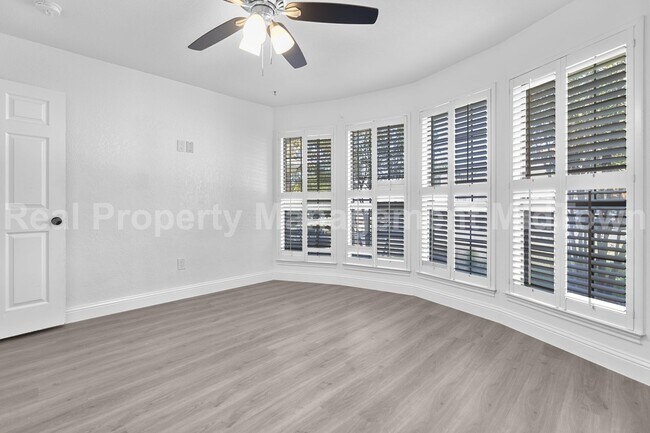 Building Photo - Charming Home Centrally Located in the DFW