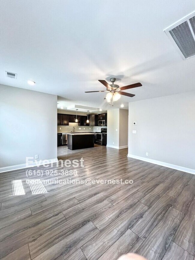 Building Photo - 3-Bedroom, 3-Bathroom Home with Convenient...