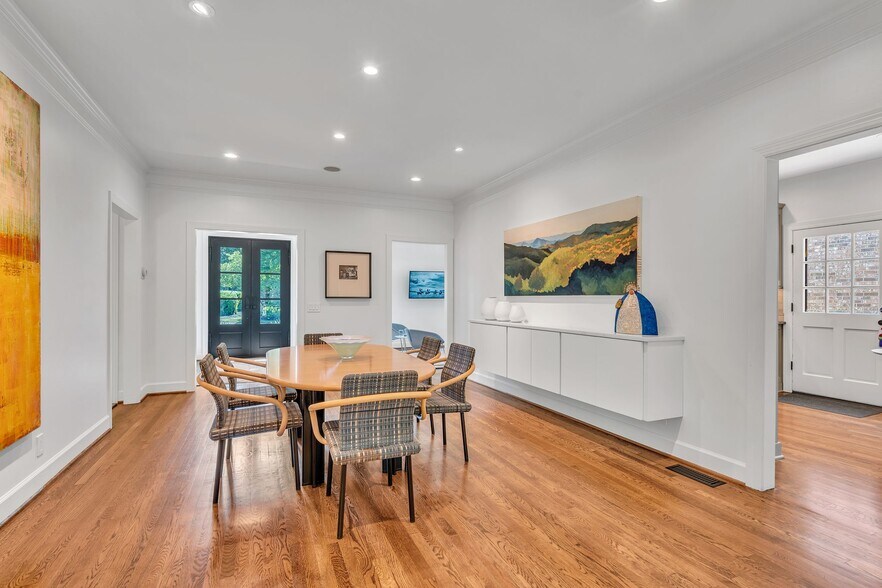 Building Photo - 204 Longwood Ct