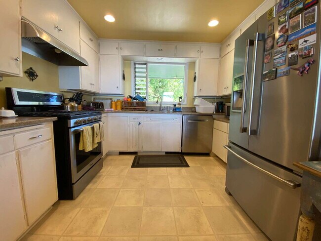 Building Photo - Spacious 5-Bedroom Home with Stunning View...