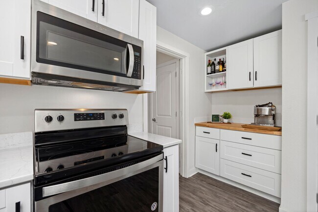 Building Photo - FALL SPECIAL - 1/2 1st month's rent - Styl...