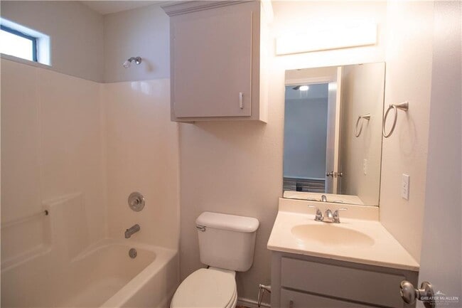 Building Photo - 10 Robin Ave