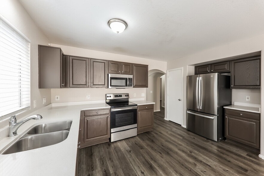 Building Photo - 11834 W Sunnyside Dr