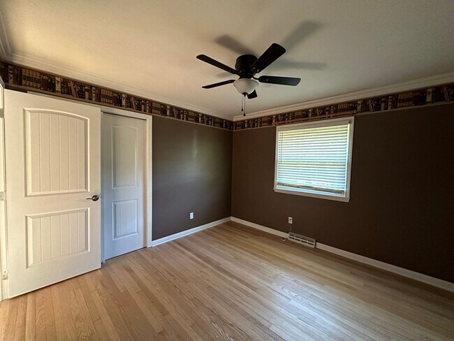 Building Photo - 11 Mountainbrook Rd