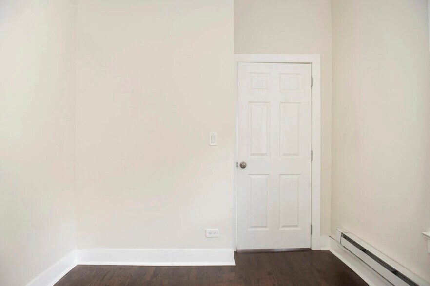 Building Photo - 917 W Waveland Ave