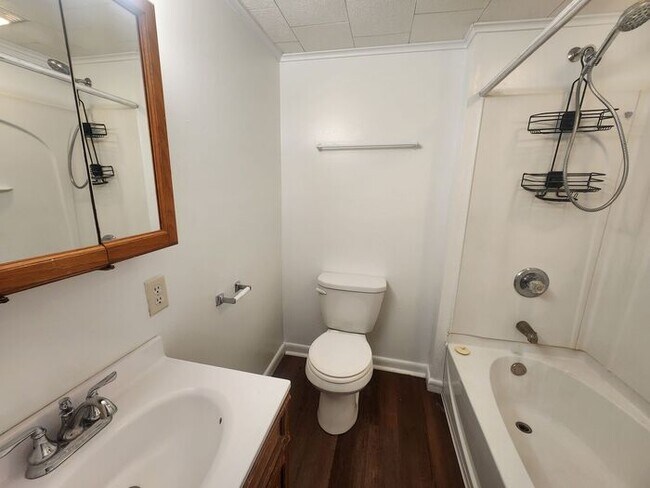 Building Photo - Cute 3 Bedroom Home