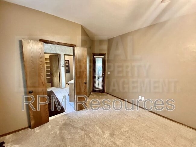 Building Photo - 216 Castle Rock Rd