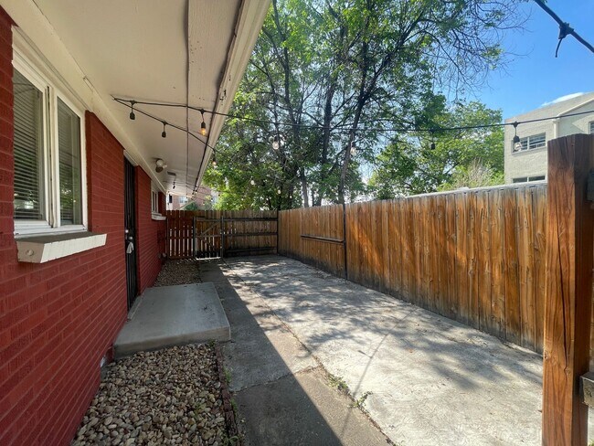 Building Photo - Charming 2 Bed, 1 Bath Duplex in Aurora