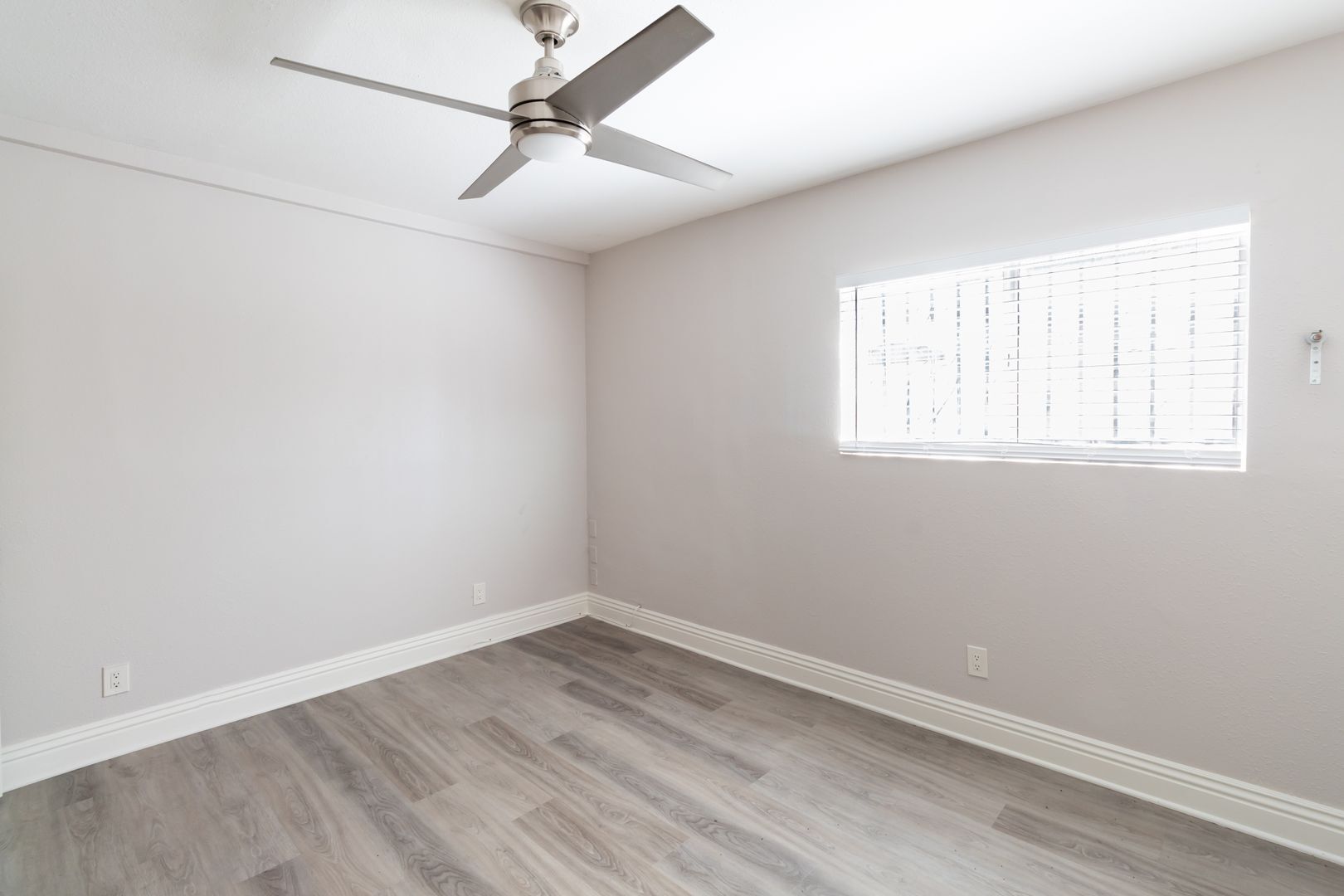 Building Photo - 338 E 7th St