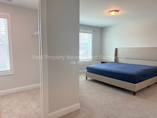 Building Photo - 540 Barrington Row Ave