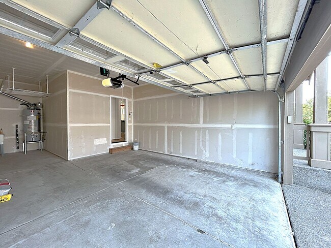 Building Photo - Beautifully appointed 4-Bedroom 2-bathroom...
