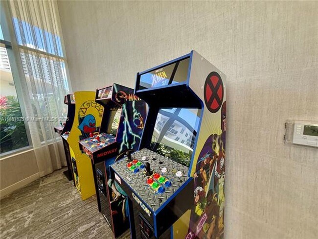 Building Photo - 700 NE 24th St