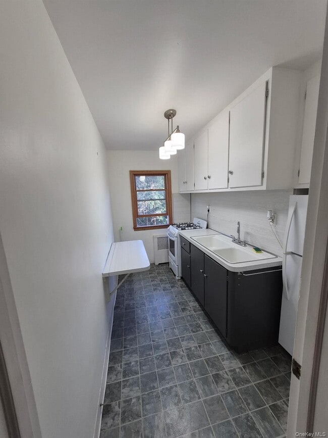 Building Photo - 3 Meadowbrook Dr