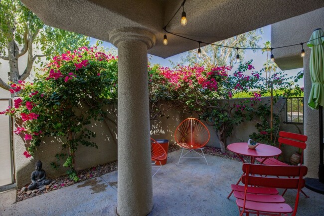 Building Photo - Stylish Ground-Floor Condo in Gated Palm S...