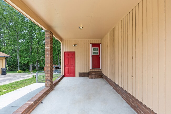 Building Photo - 210 Hillbrook Dr