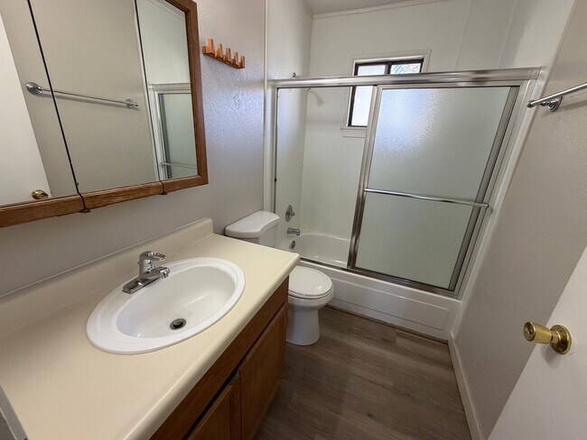 Building Photo - 4985 W 7th St