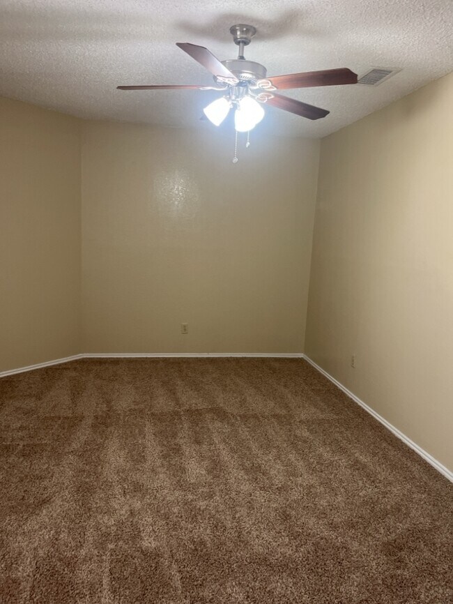 Building Photo - Townhouse! 2 bedroom 2.5 bath 2 car garage!