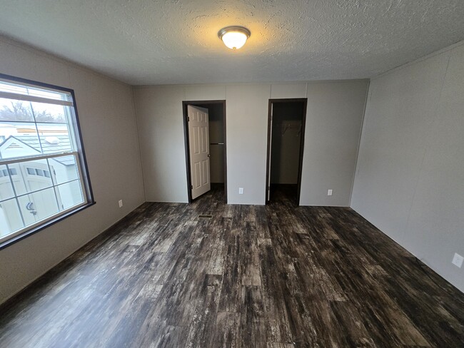 Building Photo - 6001 E Maple