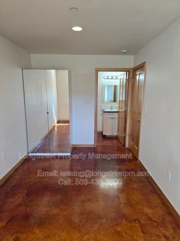 Building Photo - 132 SW Avery Ave