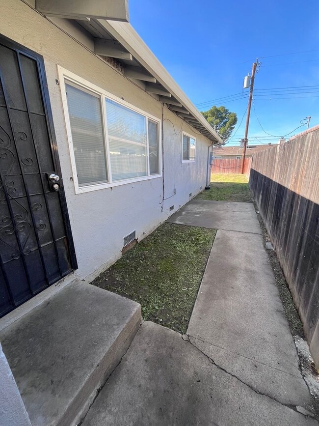 Building Photo - 5932-5934 Clover Manor Way