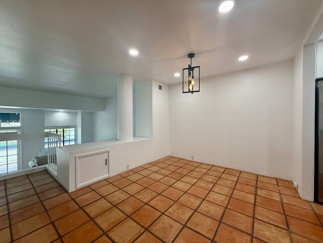Building Photo - Beautiful 3 bedroom (2 bed + den/office) t...