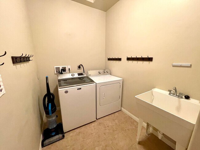 Building Photo - Beautiful 3 Bedroom Home in Hualapai Shadows! *HOME IS CURRENTLY OCCUPIED, PLEASE DO NOT DISTURB ...