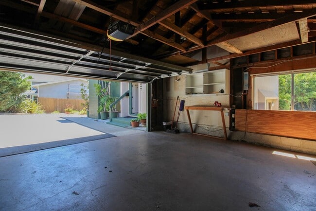 Building Photo - 298 Country Club Dr