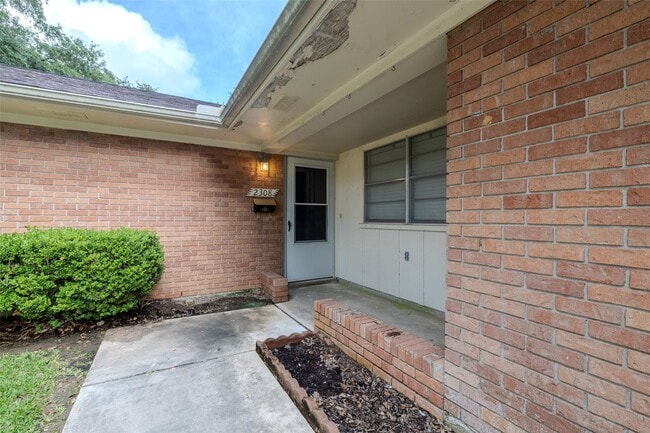 Building Photo - 2308 Hillcrest Dr