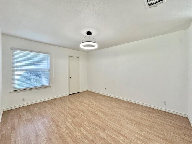 Building Photo - 1423 W Braker Ln