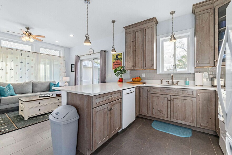 Building Photo - 11 Comares Ave S