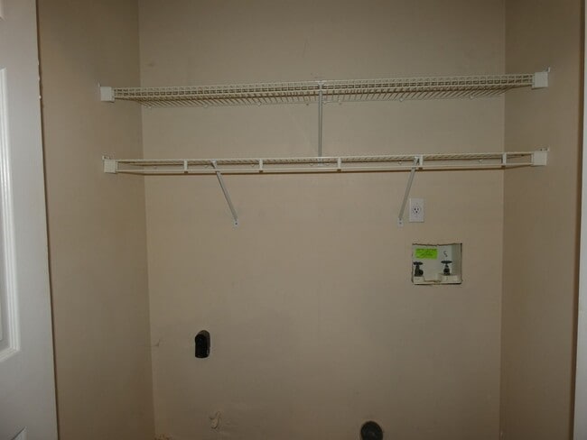 Building Photo - Adorable 2 Bedroom Convenient To Everything