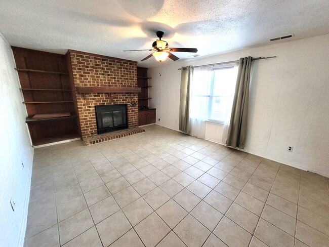 Building Photo - Spacious 4 bedroom, 2.5 bath home located ...