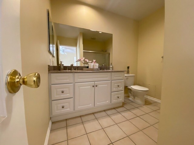 Master Bathroom with dual sinks and very spacious bathtub and shower - 14024 Peach Grove St