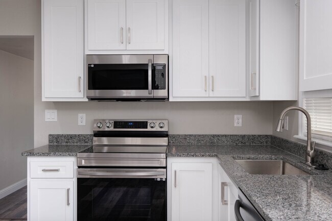 Building Photo - 2007 7th Ave