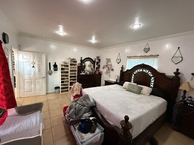 Building Photo - 4 bed 3 bath plus 2 Extra Bonus Rooms with full bathroom in the back yard