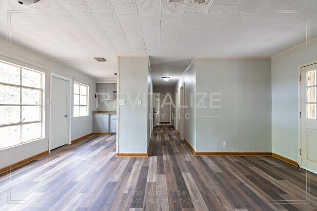 Building Photo - 3230 Greenleaf Ct