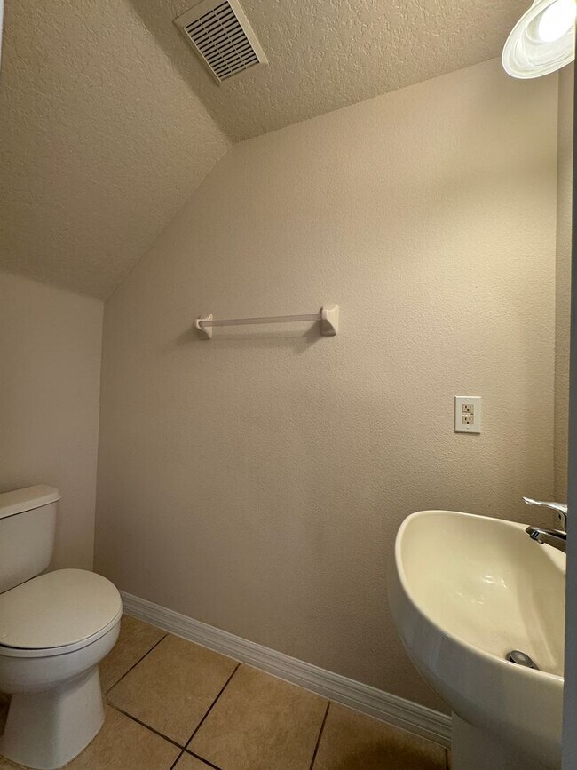 Building Photo - Spacious house with 6 bedrooms and 4.5 bathrooms to call home