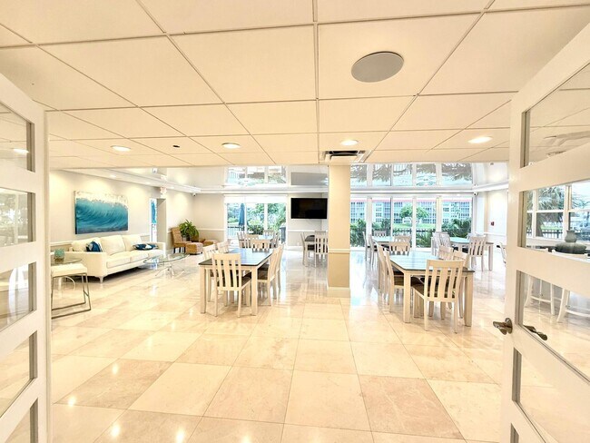 Building Photo - 1150 Hillsboro Mile