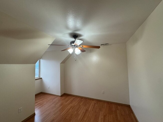 Building Photo - Charming Three Bedroom Near Pacific Ave!