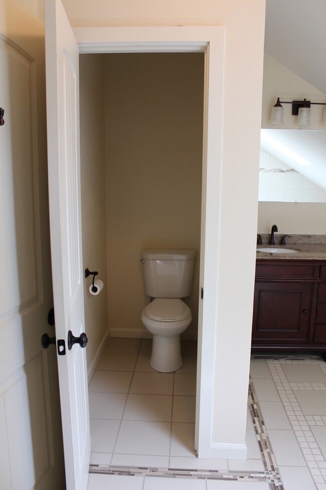 Building Photo - NE 4 Bedroom, 3 Bath, Gas Fireplace/Heat, ...