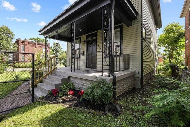 Building Photo - 852 Oakwood Ave